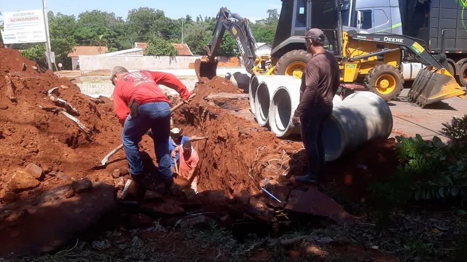 Terra Roxa - Equipe da Secretaria de Obras realiza recuperação de travessia e muro de concreto no município