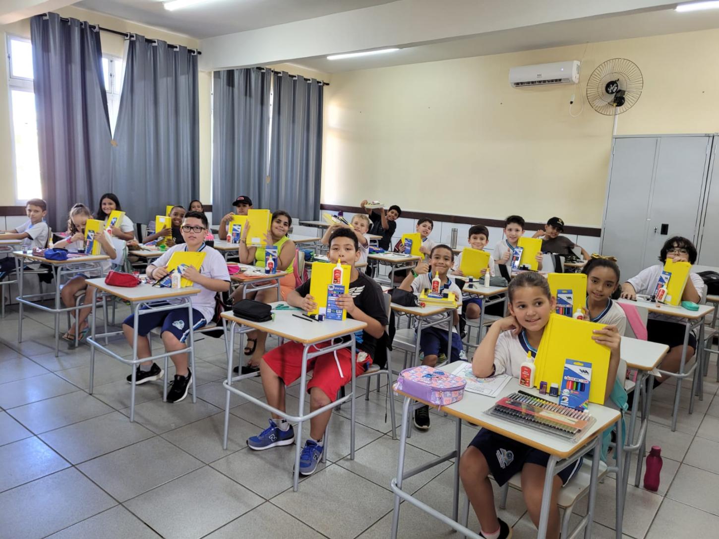Alunos da rede municipal de Assis Chateaubriand recebem materiais escolares