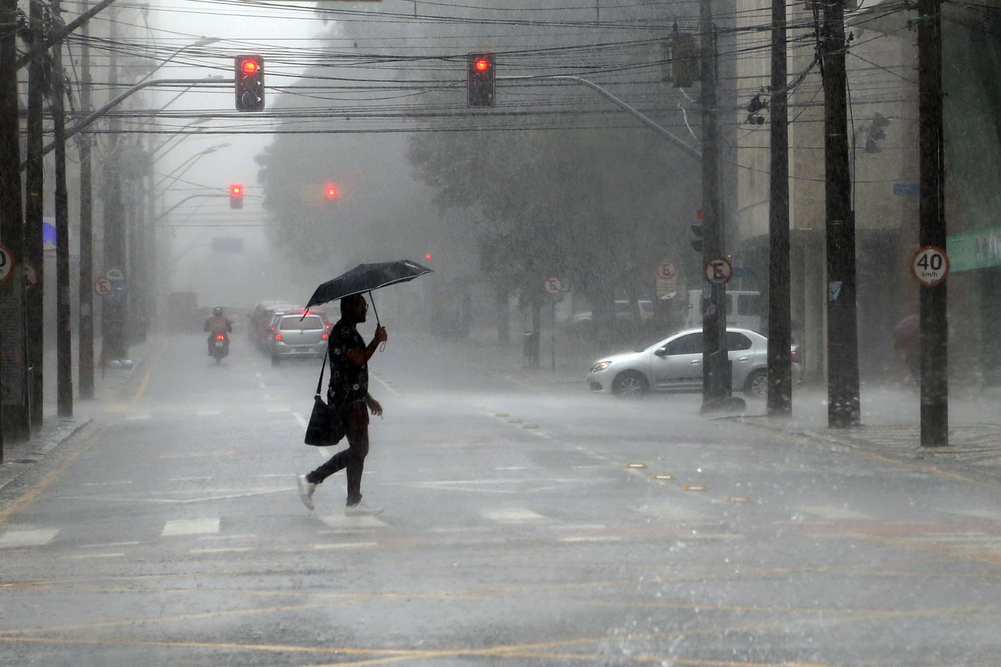 Chove aqui e não ali? Simepar explica por que as chuvas são irregulares no verão
