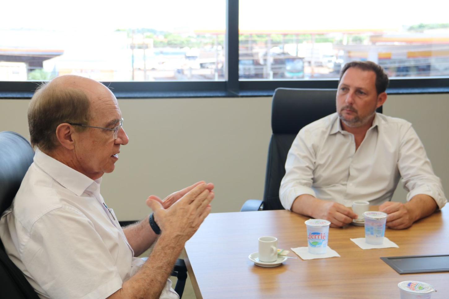 Prefeito Rodrigo Schanoski e equipe discutem desafios da energia elétrica com presidente da C.Vale, Alfredo Lang