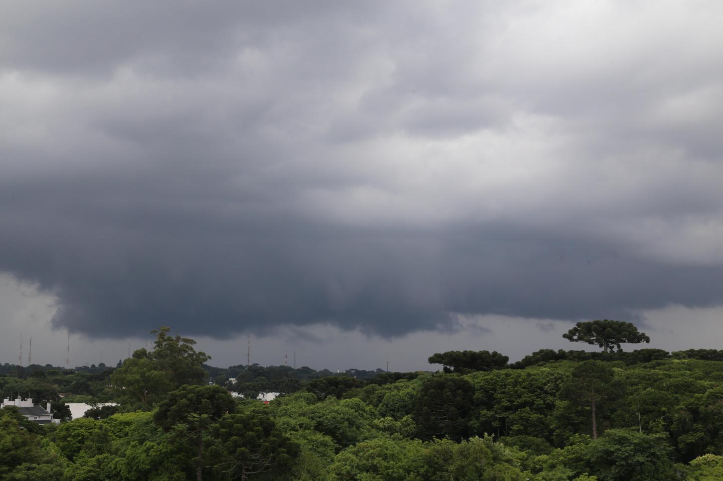Defesa Civil alerta para temporais no Paraná e reforça apoio aos municípios