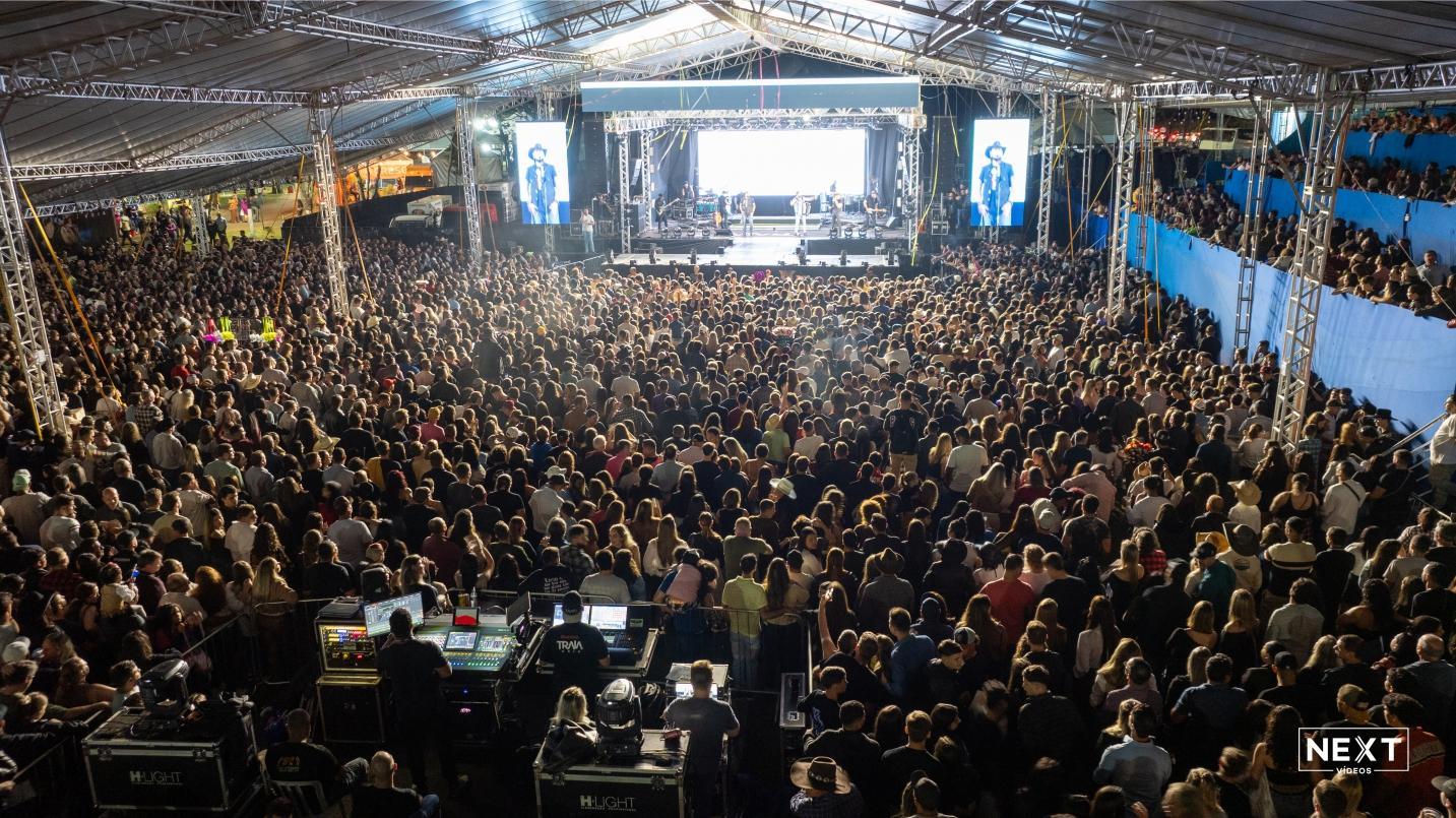 Sábado histórico na Expo Palotina 2025: show do grupo Traia Véia reúne multidão e emociona público