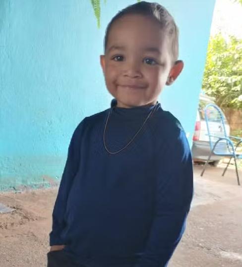 Criança tem 33 paradas cardíacas e morre após ser picada por escorpião escondido dentro de tênis