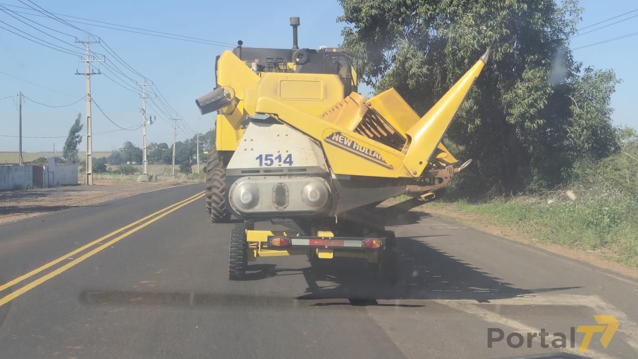 Mais máquinas nas estradas: colheita do milho exige atenção no trânsito