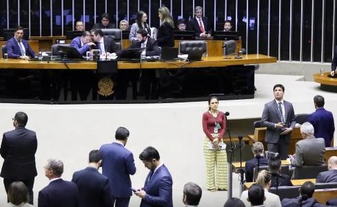 Câmara aprova projeto contra adultização de crianças na internet