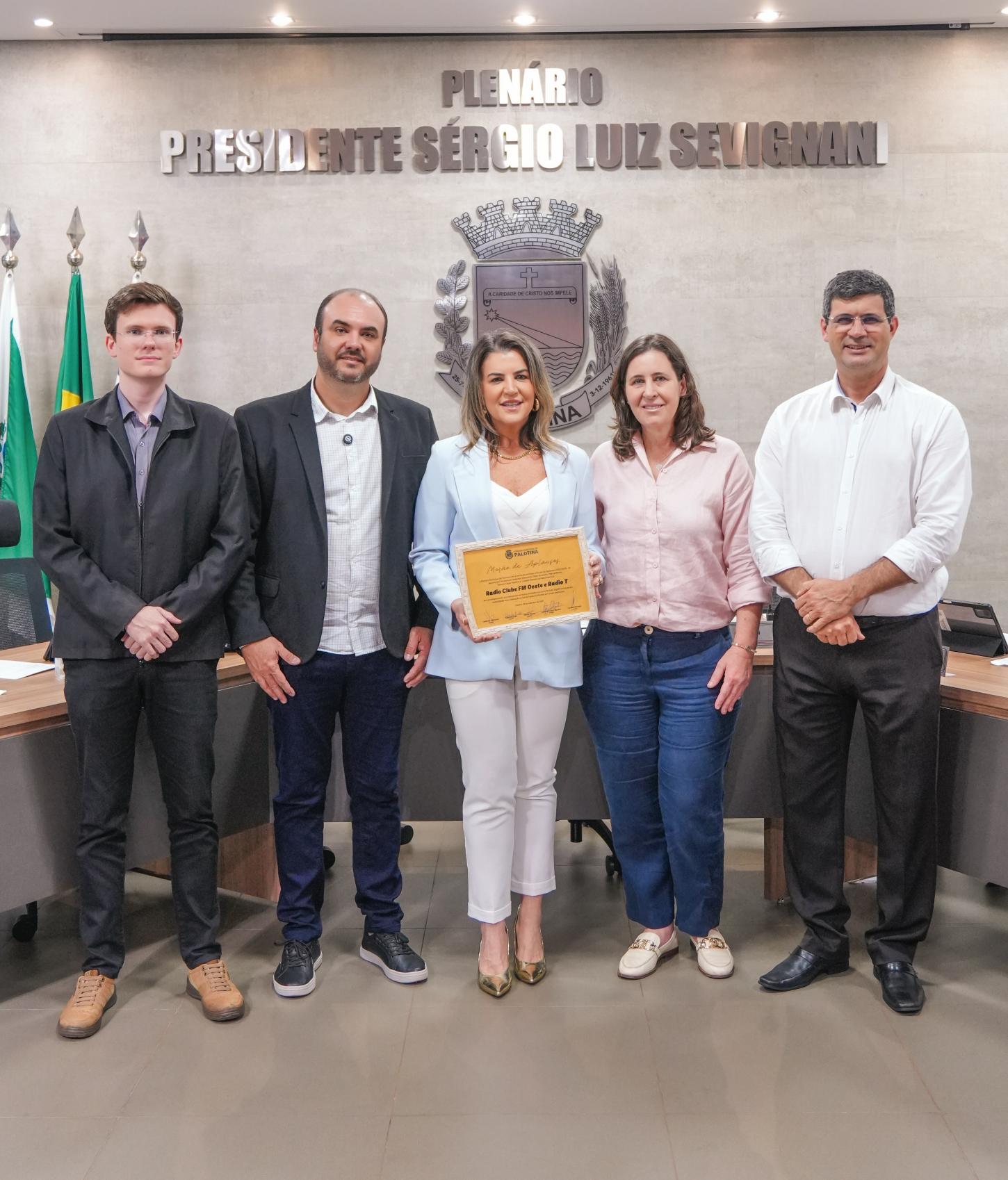 Cléo Redivo, gerente das rádios Clube FM Oeste e Rádio T Palotina, recebe Moção de Aplausos pelos 25 anos do Dia do Vizinho