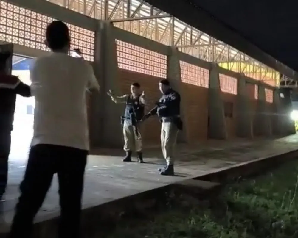 Confusão em ginásio de Terra Roxa resulta em ataques contra policiais