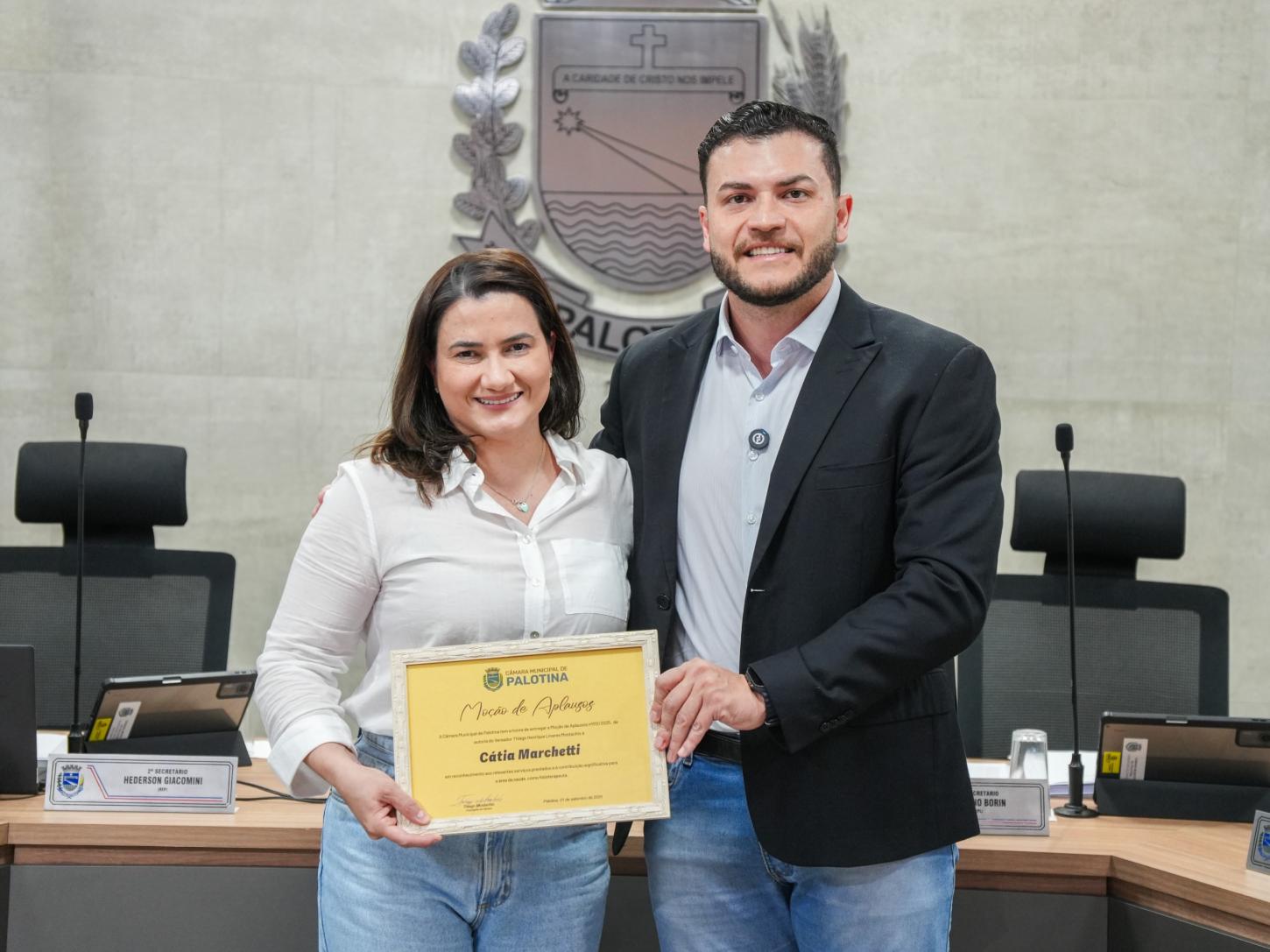 Palotina - Câmara de Vereadores entrega Moção de Aplausos à fisioterapeuta Cátia Marchetti