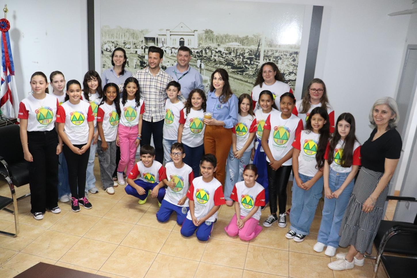 Prefeito e vice-prefeita recebem alunos da Cooperativa Mirim da Escola Leonardo Da Vinci