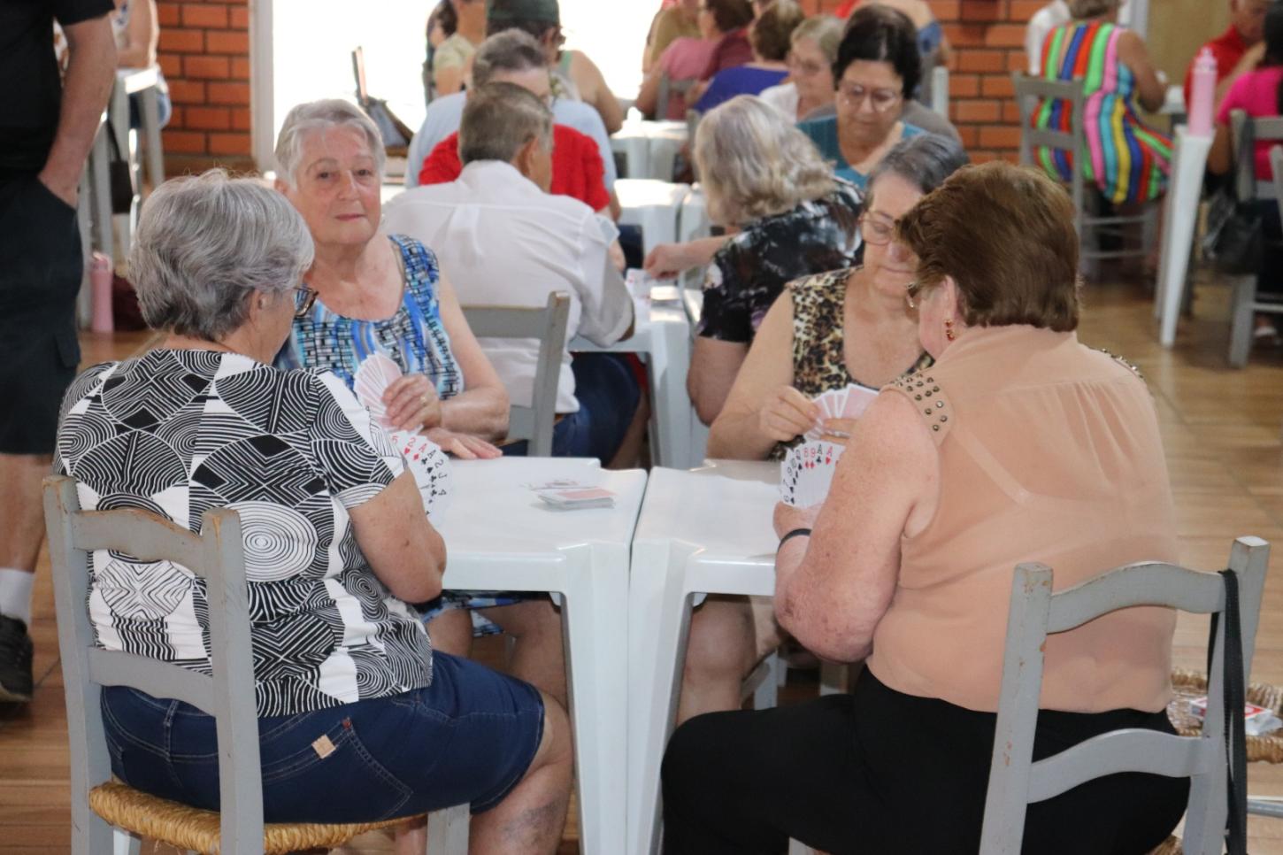 Torneio de Canastra reúne terceira idade em Palotina e promove integração social