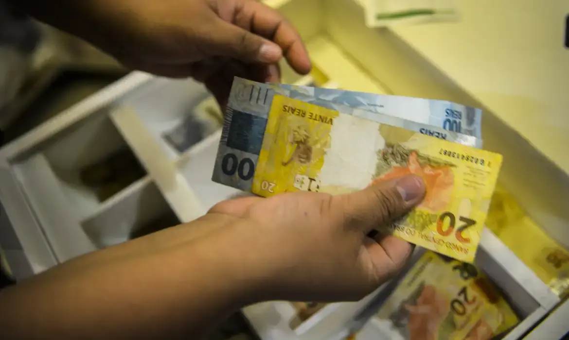 Auxílio emergencial: 177 mil famílias devem devolver valores indevidos