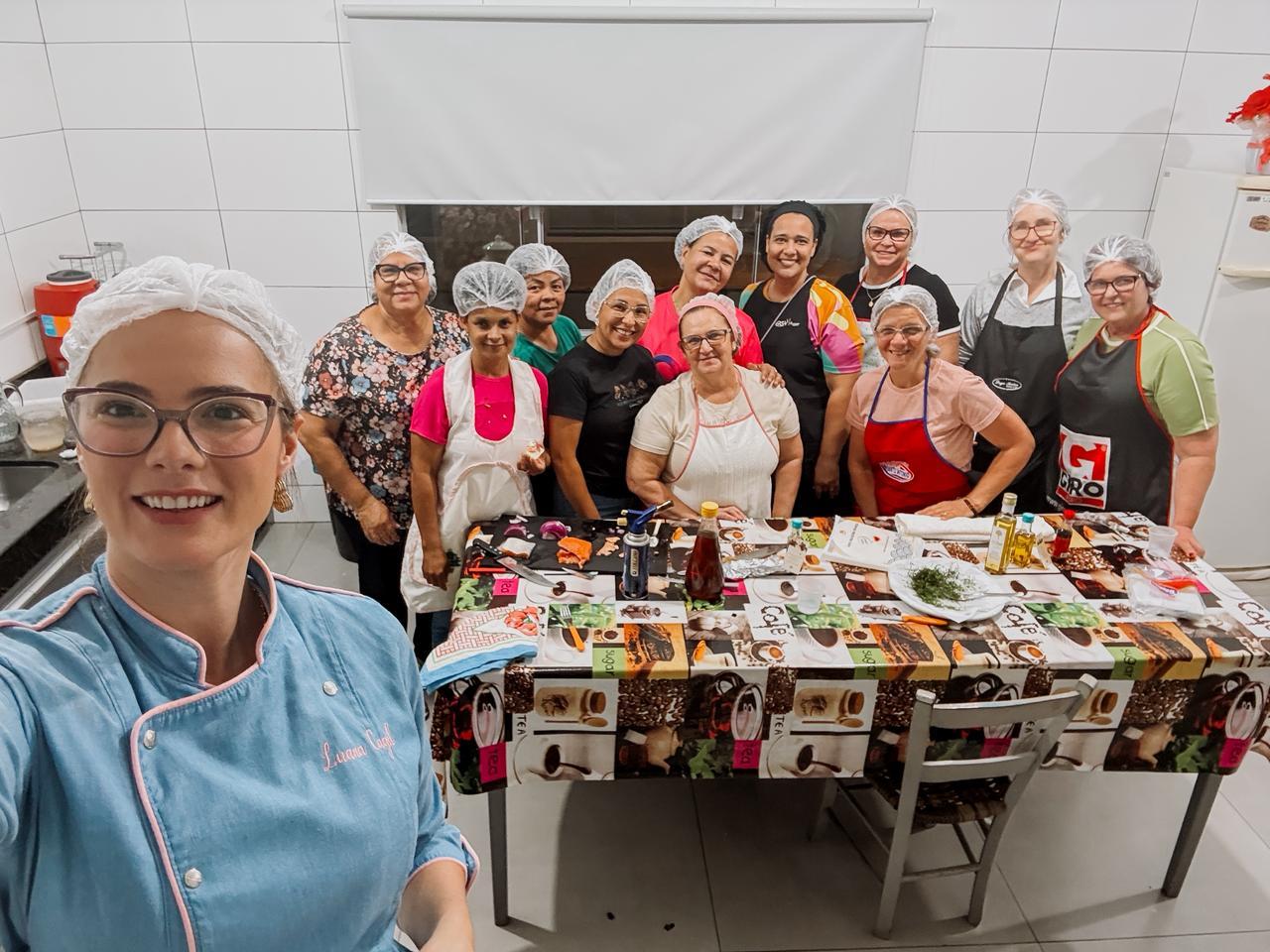 Secretaria de Assistência Social promove cursos de culinária e coloração pessoal voltados ao público feminino