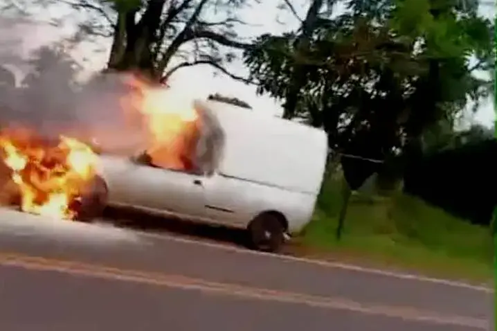 Veículo pega fogo na PR-496 entre Terra Roxa e Guaíra; ocupantes escapam ilesos