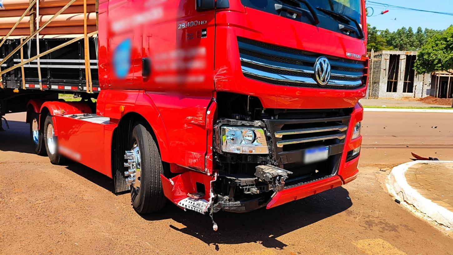 Caminhonete roda na pista após colisão com caminhão em frente ao cemitério municipal