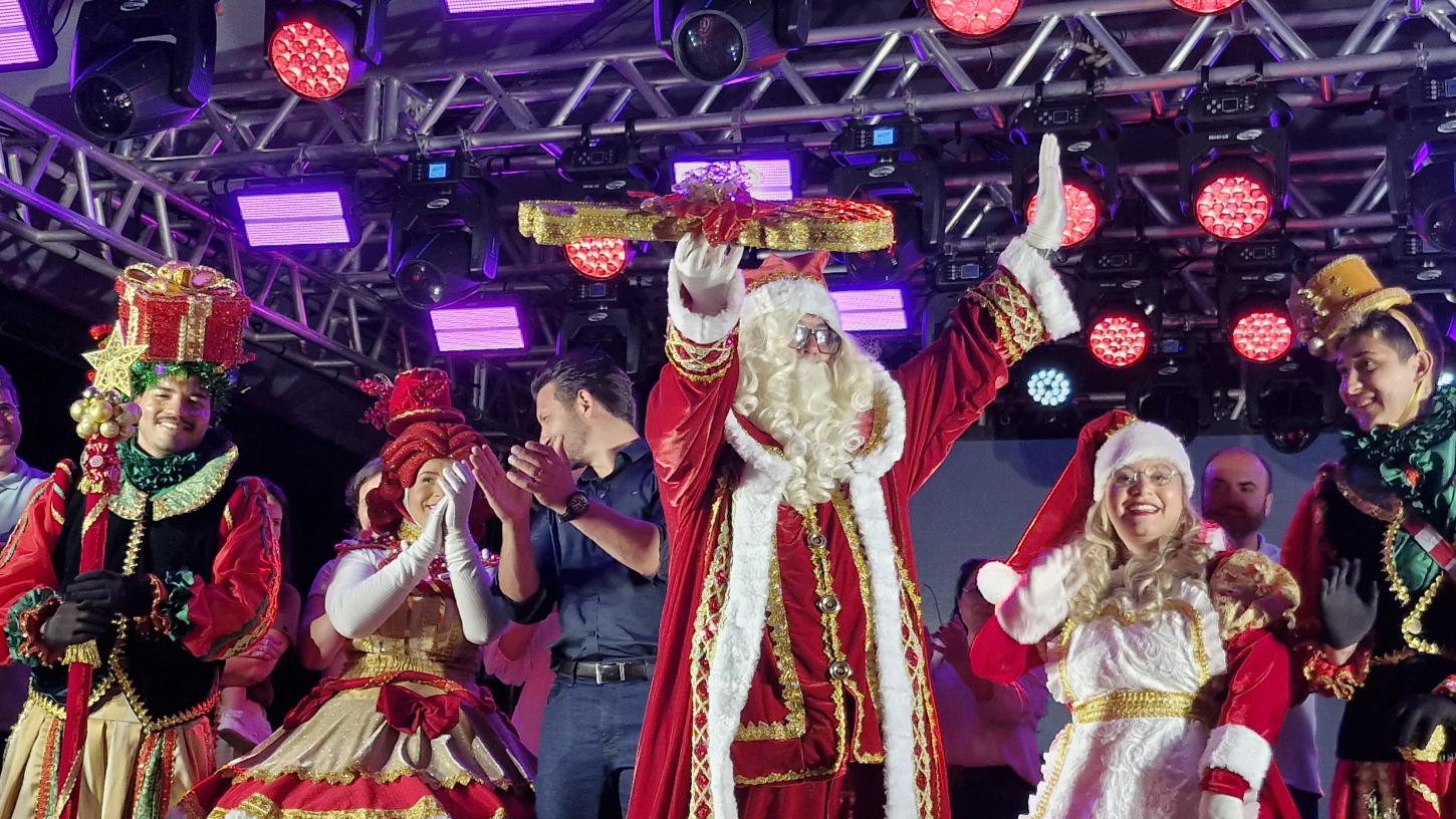 Chegada do Papai Noel marca abertura da programação natalina em Palotina com grande presença do público