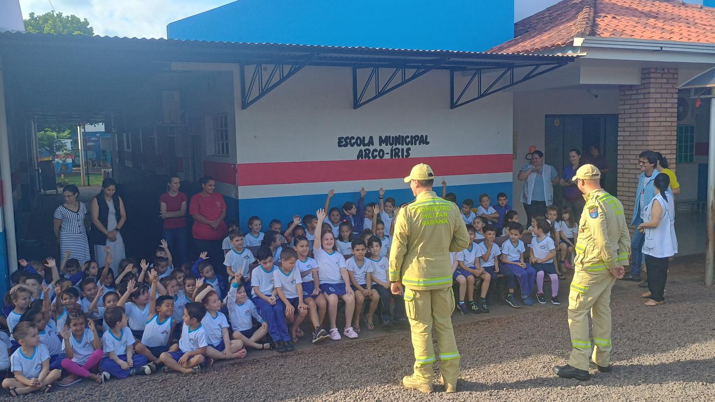 Corpo de Bombeiros de Palotina participa de atividade com alunos da Escola Arco-íris
