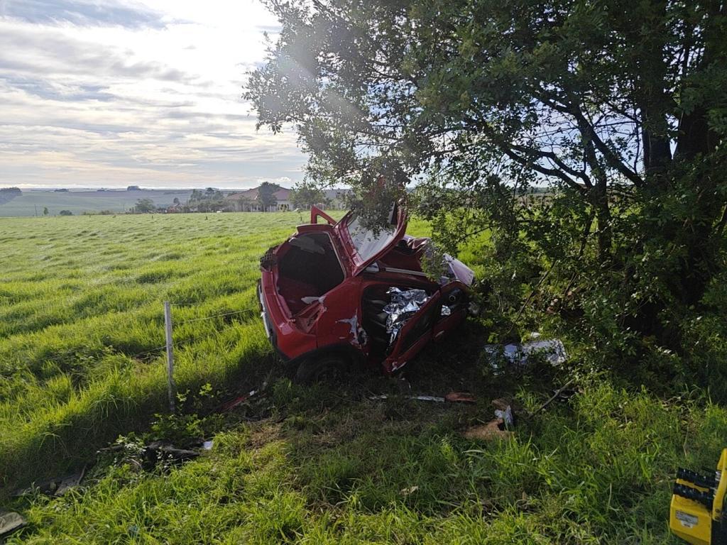 Dois homens morrem após carro de Marechal Rondon bater em árvore na PR-488