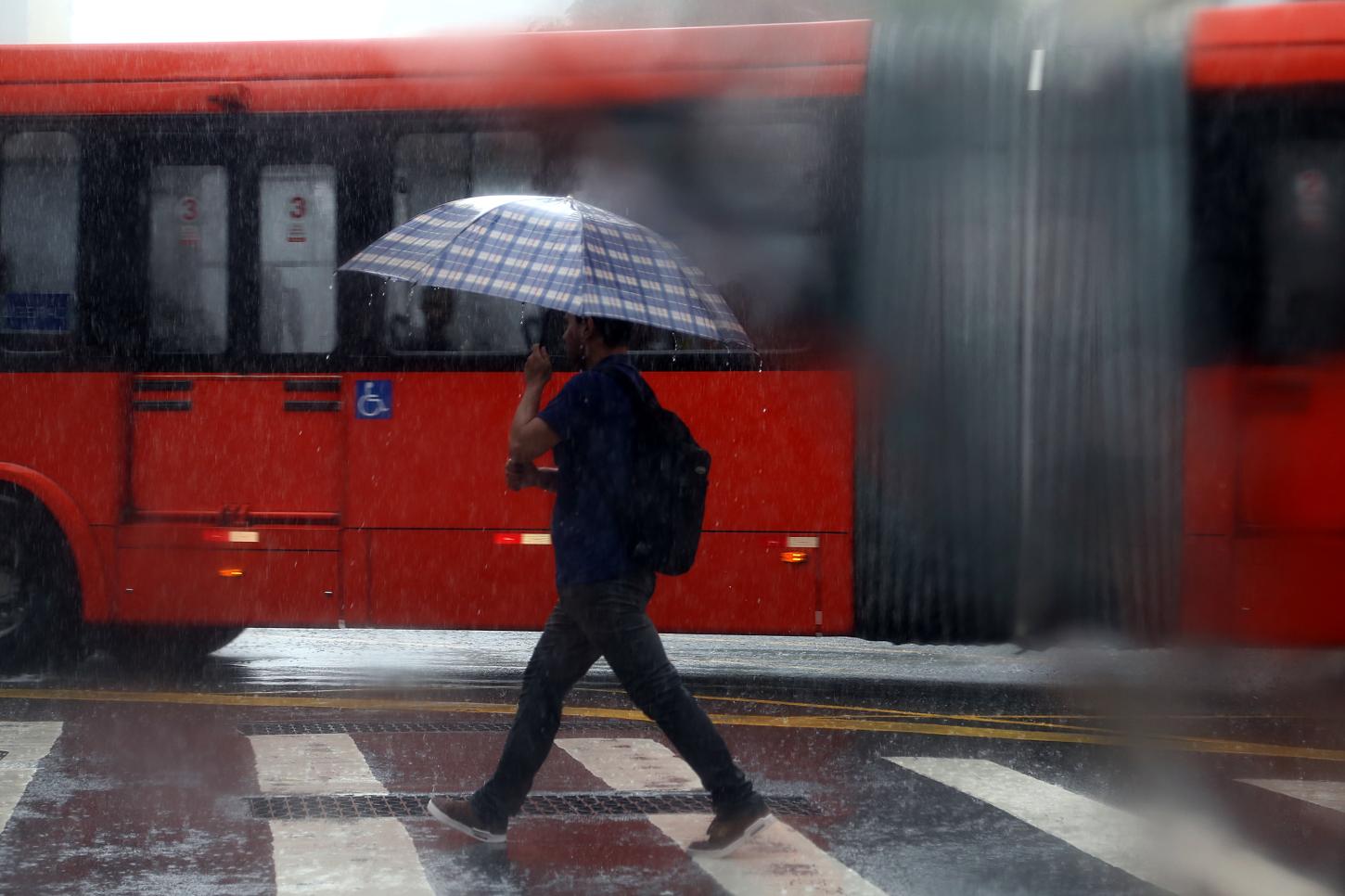 Nova frente fria traz chuva ao Paraná no fim de semana