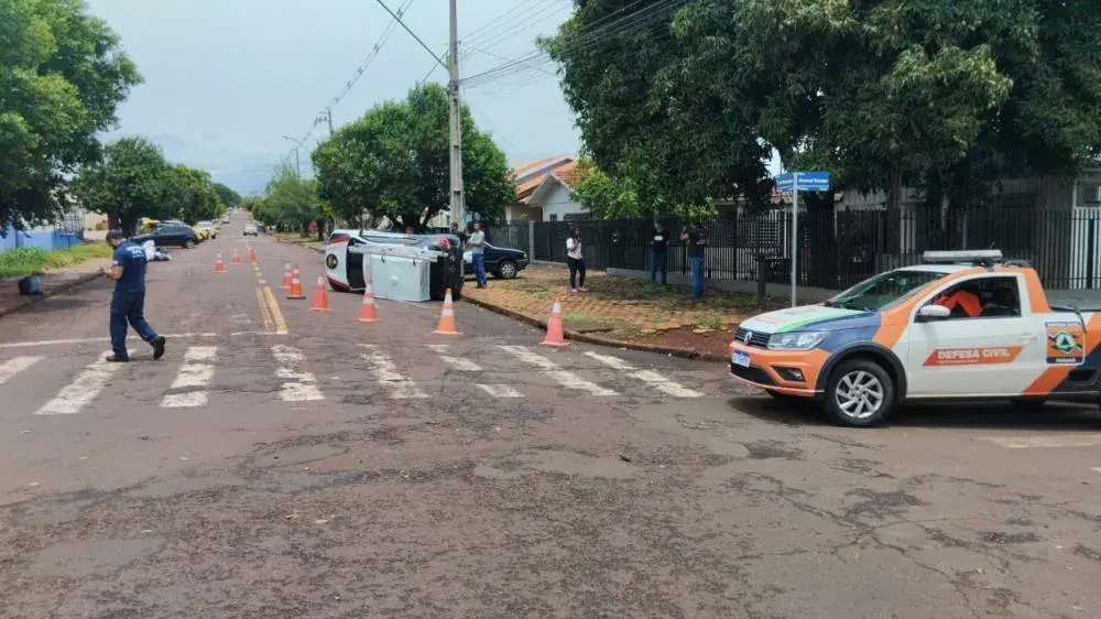 Veículo tomba após acidente em frente à Companhia da Polícia Militar de Palotina