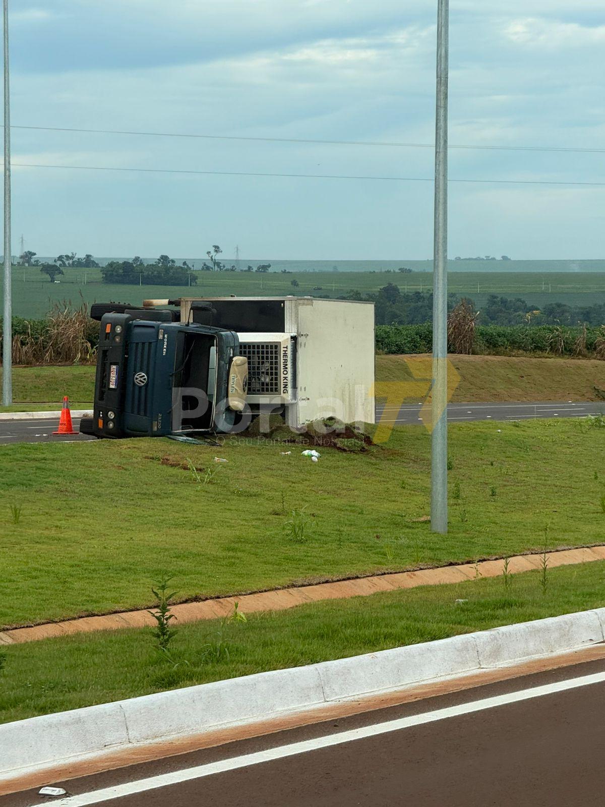 ATUALIZADA - Caminhão com câmara fria tomba no contorno viário entre Palotina e Francisco Alves