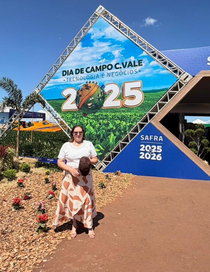 Vice-prefeita de Terra Roxa Silvana Macarini visita encerramento do Dia de Campo da C.Vale