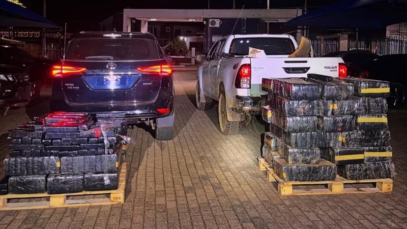 Ação policial em Guaíra apreende caminhonetes, uma tonelada de droga e detém homem