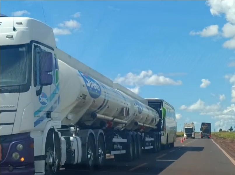 Acidente entre carreta e ônibus mobiliza equipes de resgate na PR-182 em Palotina