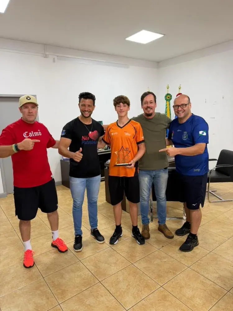 Atleta palotinense destaque no BMX visita o prefeito municipal