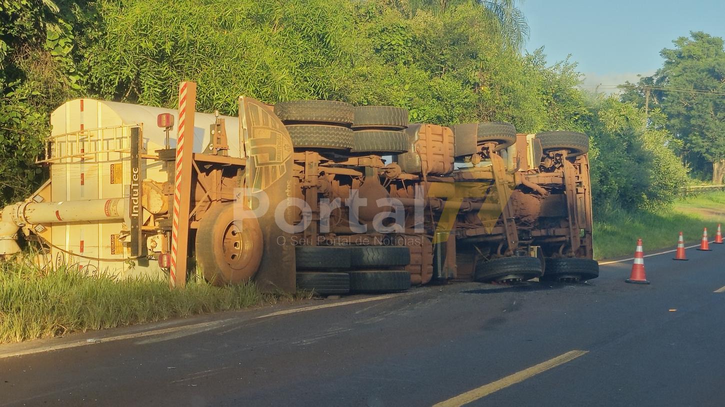  Caminhão tomba na PR-364 entre Palotina e São Camilo e exige atenção dos motoristas 