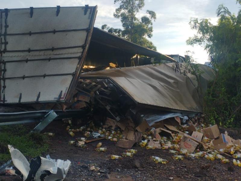 Mais uma Carreta tomba em curva da Ponte Ayrton Senna 