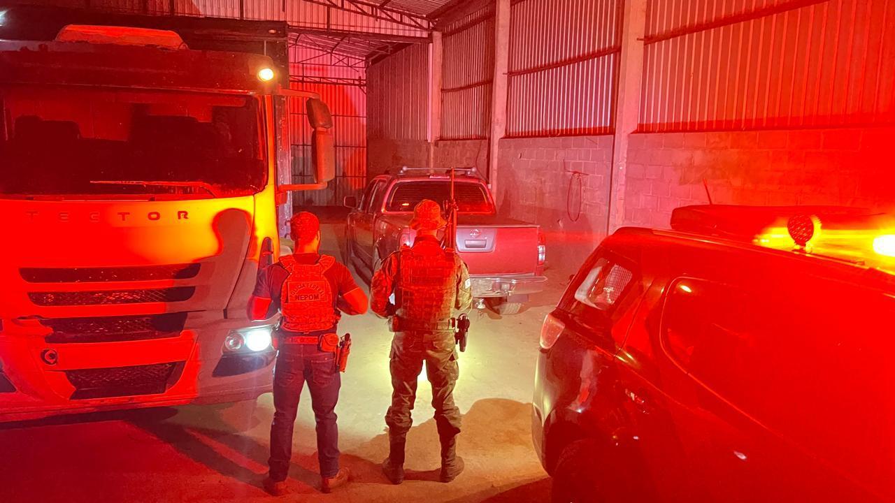 POLÍCIA FEDERAL e BPFRON estouram depósito de ilícitos e prendem em flagrante 05 contrabandistas na Zona Rural de Toledo/PR