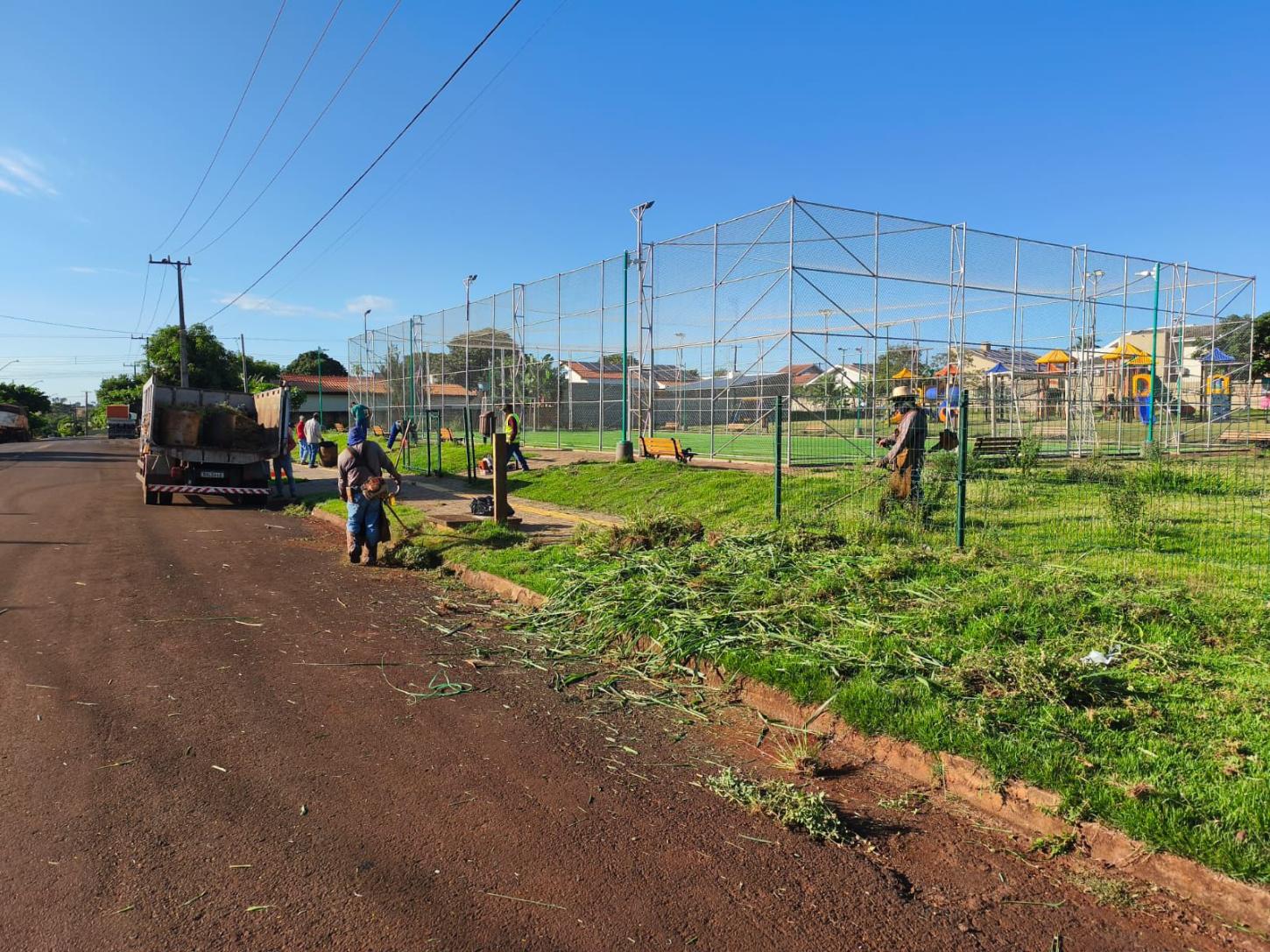 Prefeitura intensifica serviços de roçagem e limpeza em espaços públicos e áreas notificadas