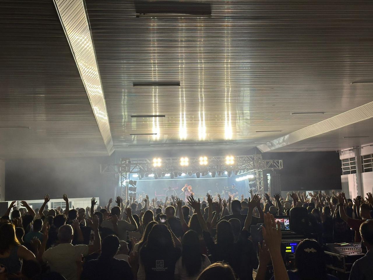 Uma noite chuvosa, todavia uma multidão compareceu ao centro luterano na Marcha para Jesus