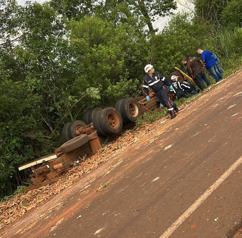 Acidente com caminhão mobiliza equipes de resgate na estrada entre Terra Roxa e Alto Alegre
