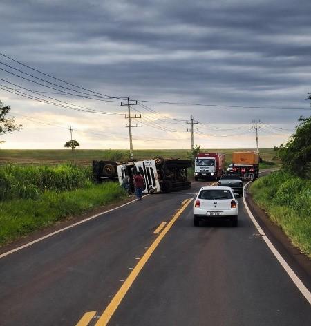 Caminhão tomba e bloqueia parte da PR-364 em curva perigosa em Terra Roxa