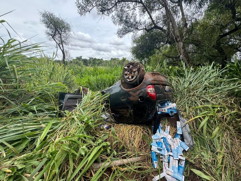 Carro carregado com cigarros capota em fuga da PRF em Guaíra