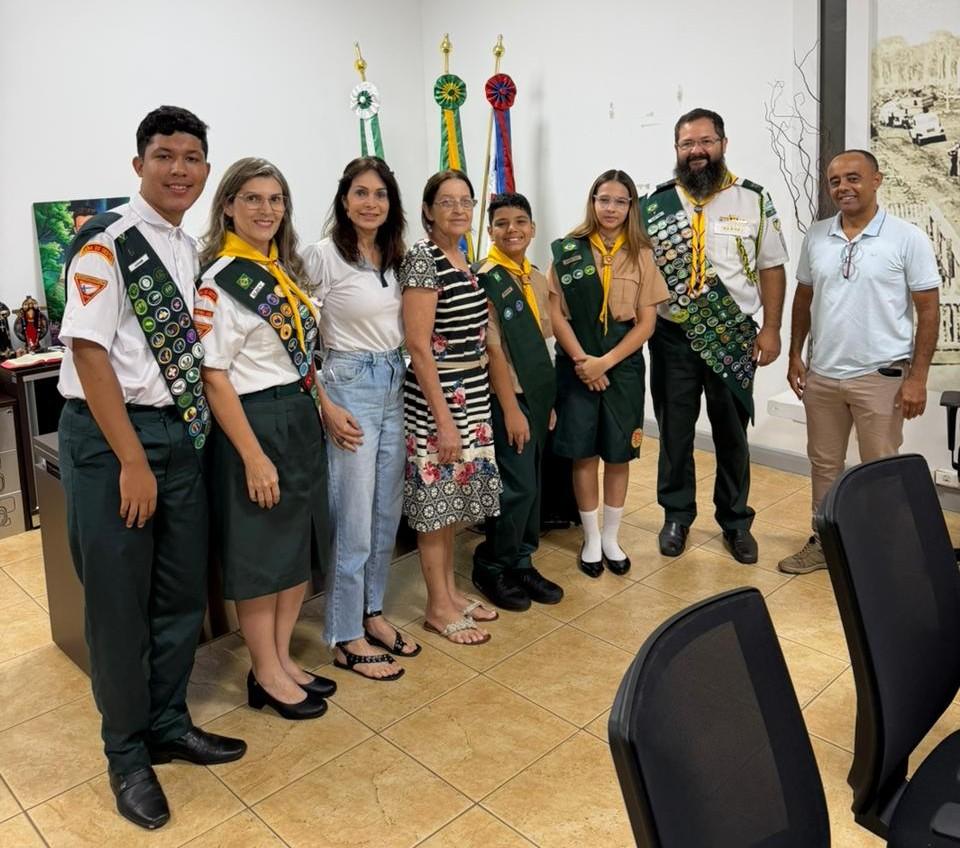 Grupo Desbravadores visita Administração Municipal e apresenta planejamento para 2026