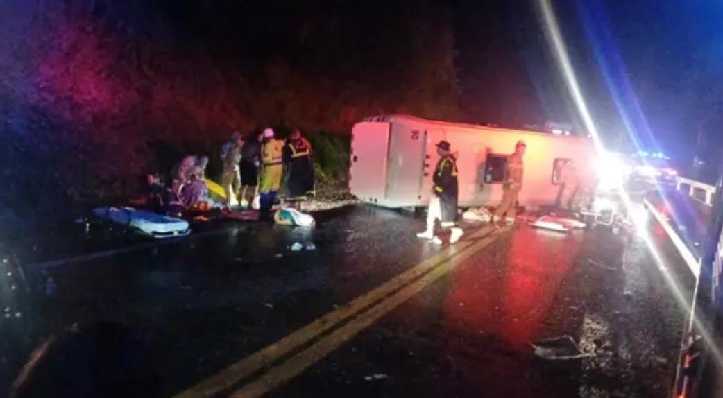 Micro-ônibus tomba na BR-277 em Irati, deixa uma pessoa morta e cinco feridos graves