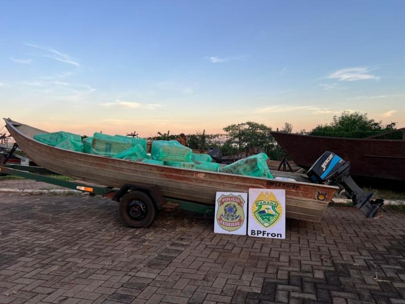 PF e BPFRON apreendem barco com carga de cigarros contrabandeados em Guaíra