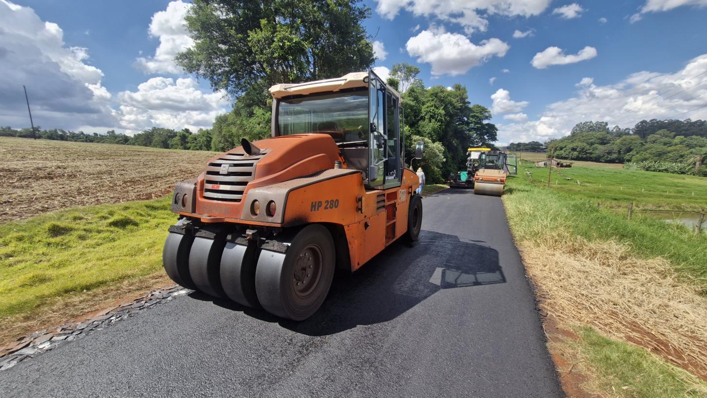 Vídeo- Prefeitura de Maripá executa recape asfáltico de mais de R$ 750 mil na MR-200, acesso à comunidade Kennedy