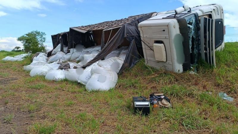 Bitrem com 50 toneladas de fertilizante tomba na BR-163 e deixa motorista ferido