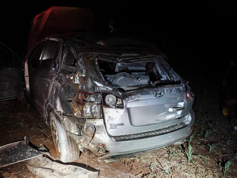 Capotamento deixa dois feridos em Guaíra e carro fica destruído