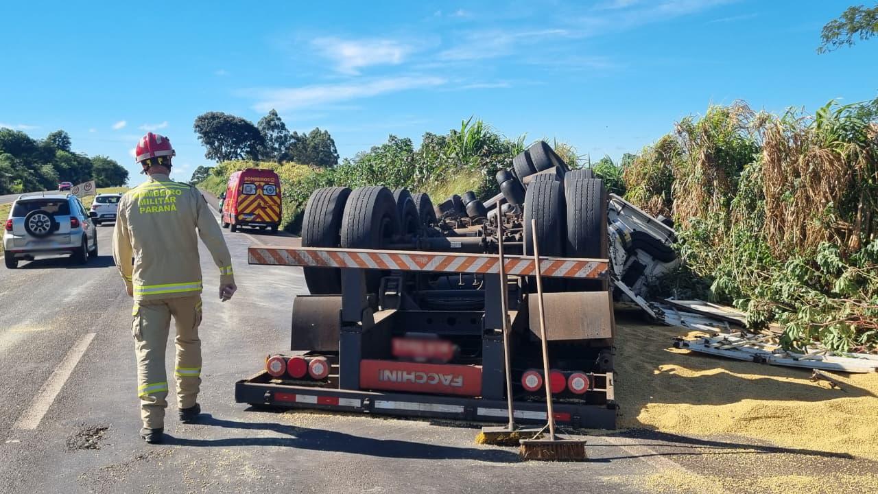 Carreta carregada com soja capota na BR-163 e motorista é atacado por abelhas