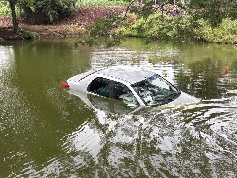 Carro carregado com agrotóxicos cai dentro de açude em fuga da PRF em Mercedes