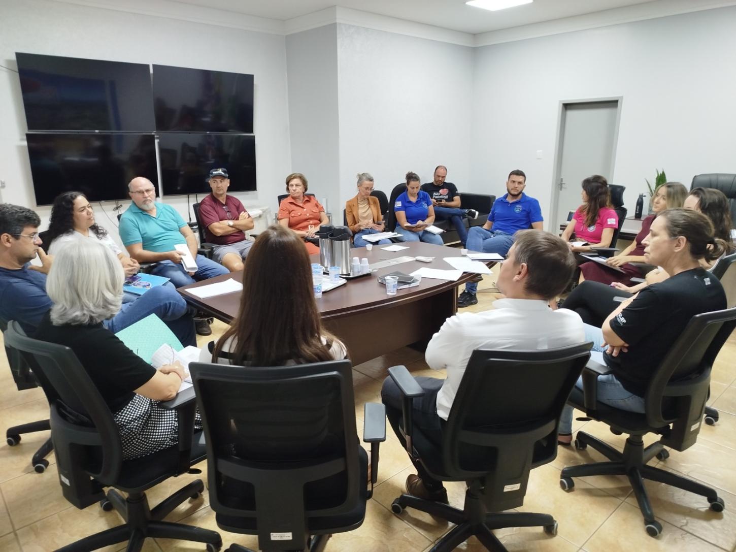 Judith Sendtko discute emendas impositivas com vereadores e entidades