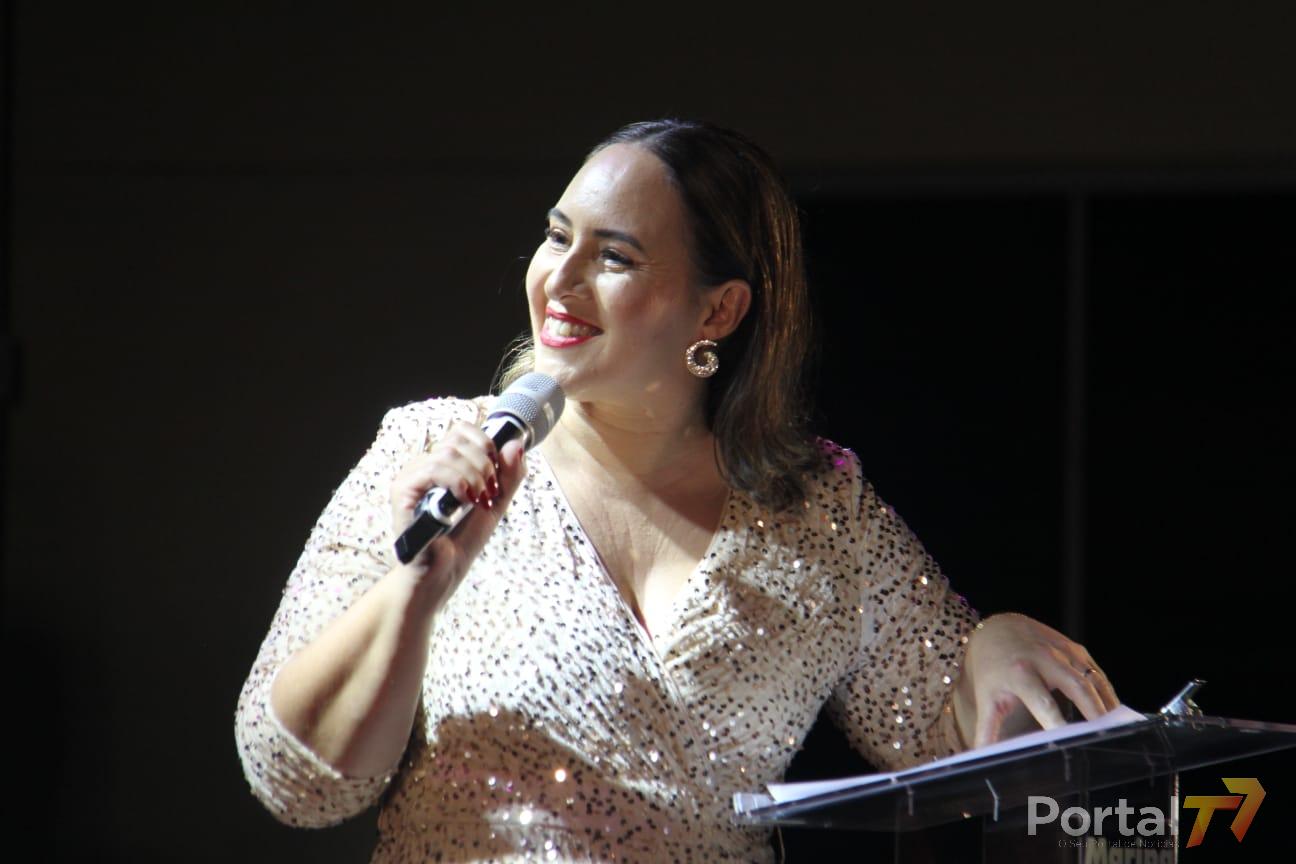 Mais de 1.200 mulheres celebram noite especial em Maripá com homenagens, música e confraternização