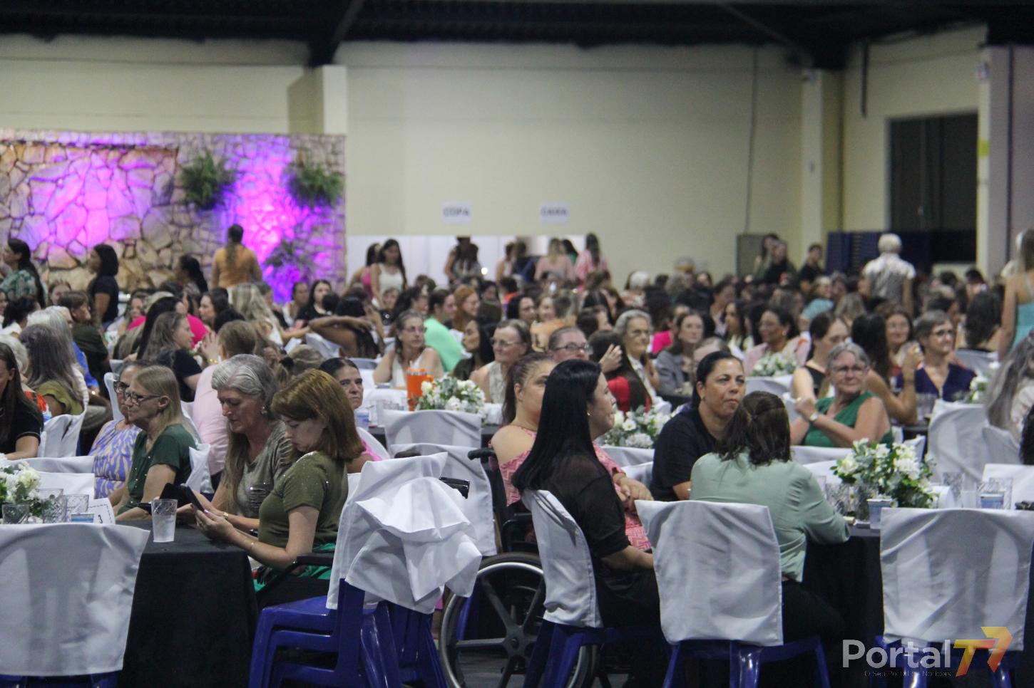 Mais de 1.200 mulheres celebram noite especial em Maripá com homenagens, música e confraternização