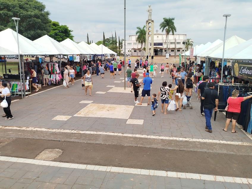 Prefeito destaca importância da Feira Ponta de Estoque para o fortalecimento do comércio local