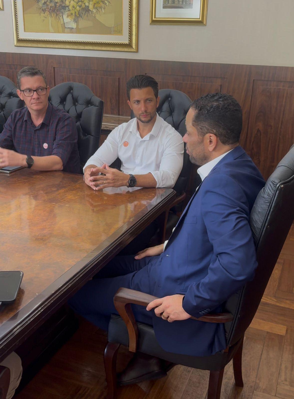 Prefeito Rodrigo Ribeiro cumpre agenda em Curitiba e garante avanços para o município