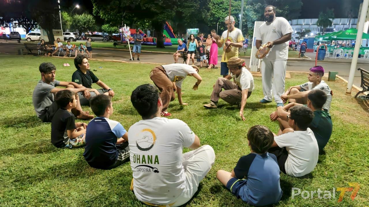 Roda de capoeira na Praça Amadeo Piovesan